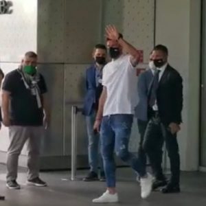 Giroud è atterrato a Milano, domani mattina le visite mediche