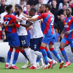 Prima sconfitta stagionale per gli Spurs di Espirito Santo, tris del Crystal Palace