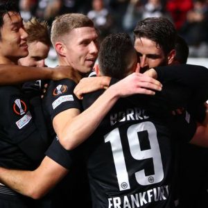 L’Eintracht strapazza l’Olympiakos e conquista la vetta del girone