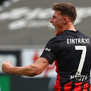 L’Eintracht Francoforte viene ripreso due volte dallo Stoccarda poi vince nel finale