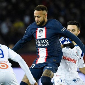 Il PSG in dieci vince 2-1 contro lo Strasburgo