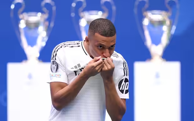 Mbappé si presenta al Real Madrid: “Orgoglioso di essere qui, darò la vita per questa maglia”