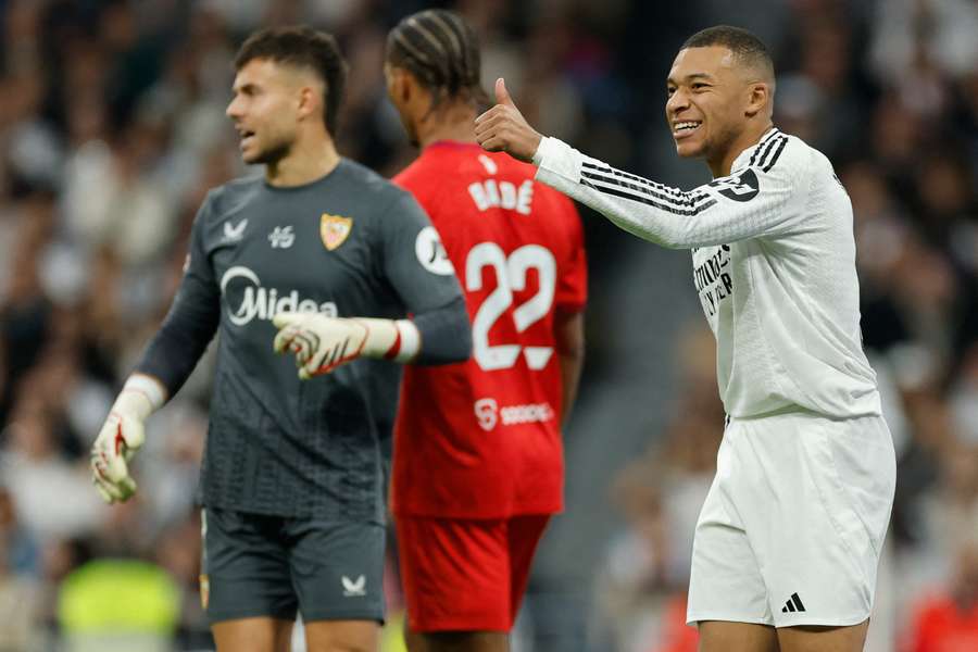 Il Real Madrid vince con il Siviglia, supera il Barcellona ed è ad un punto dalla vetta